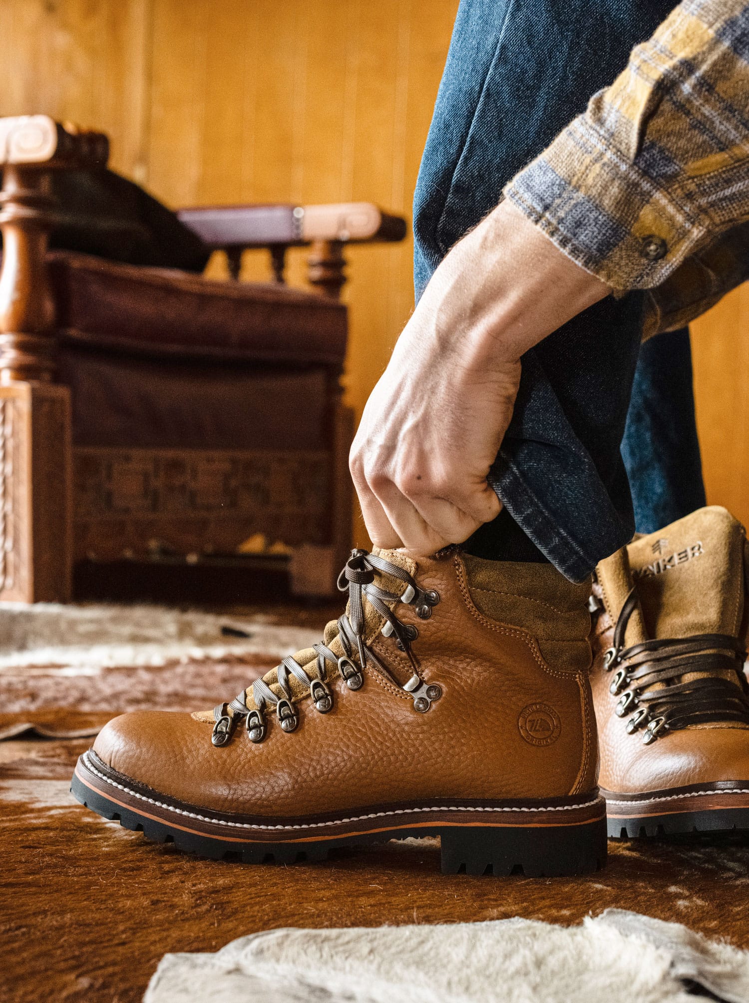 Men's Leather Mountaineering Boot with Vibram® Sole Maple Bull Fight Color Style Haiker 2483